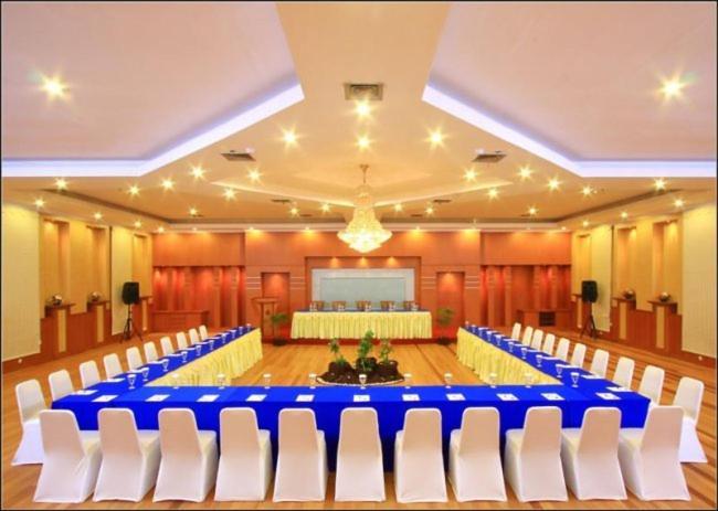 Blue Atlantic International Hotel Banjarmasin  Bagian luar foto